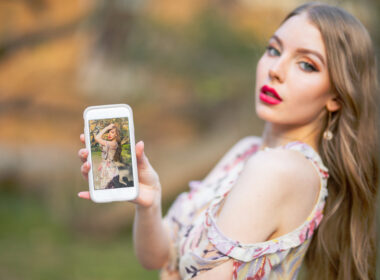 girl shows photo on phone