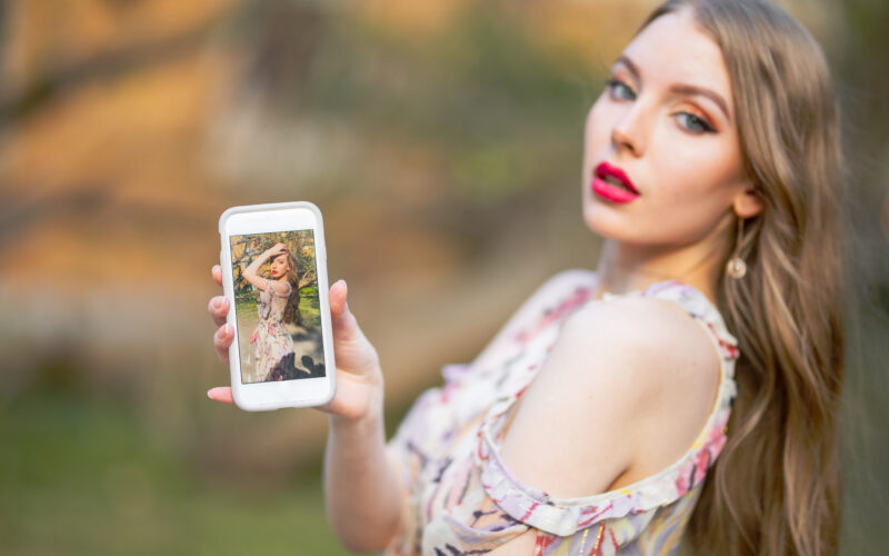 girl shows photo on phone